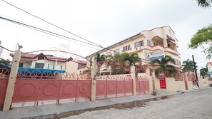 Exterior - RedDoorz @ Praferosa Resort Hotel Calamba (Calamba)