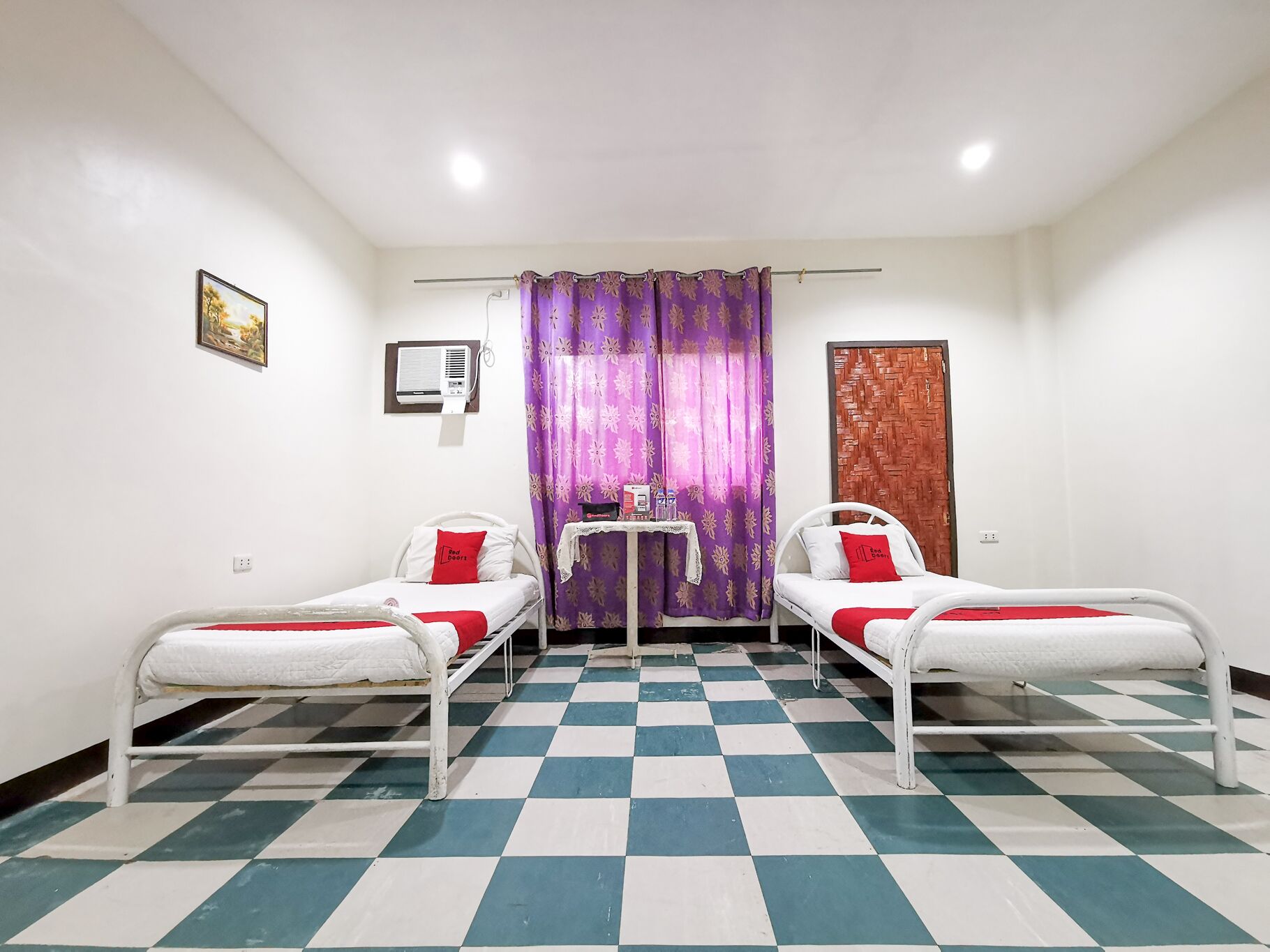 twin room | desk, free wifi, bed sheets