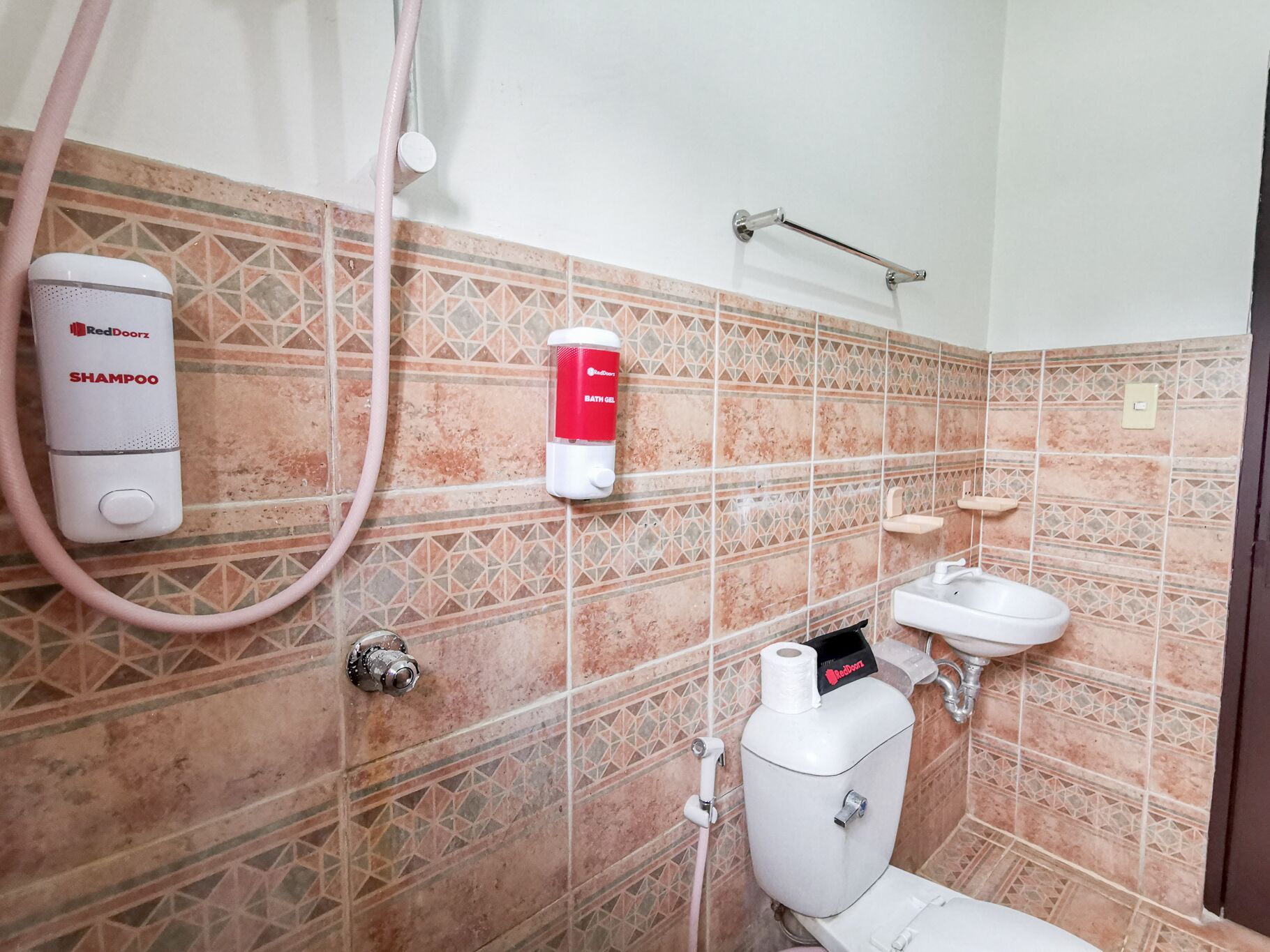 shower, free toiletries, towels