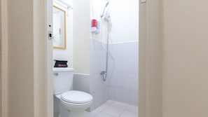Habitación doble | Baño | Regadera, amenidades de baño gratuitas, toallas