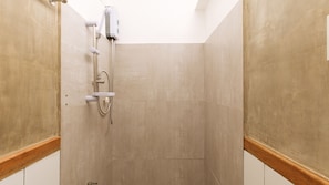 Deluxe Room | Bathroom | Shower, towels