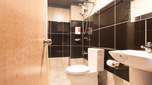 Dusche, kostenlose Toilettenartikel, Handtücher