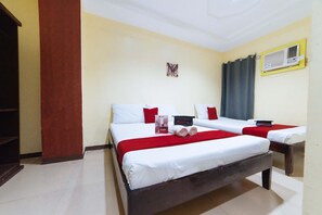 Family Room | Desk, free WiFi - RedDoorz near Jaro Church Iloilo (Iloilo)