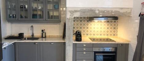 Refrigerador con freezer, horno, placa de cocina, tostadora