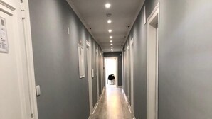 A long, narrow hallway with grey walls and wooden flooring. - Be Lisbon Residence Marquês (Lisbon)