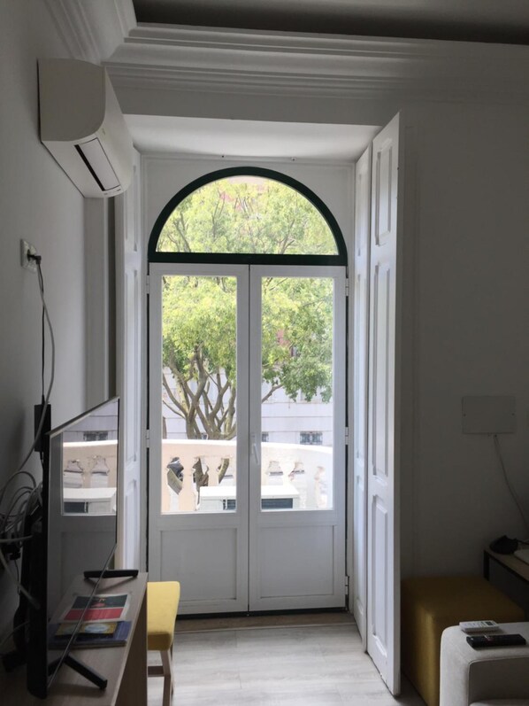 Chambre double, salle de bains commune | Bureau, accès au Wi-Fi (inclus), literie fournie