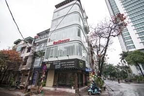 Front of property - RedDoorz near Truc Bach Lake (Hanoi)