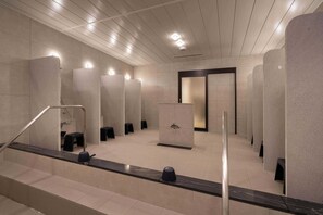 Shower, free toiletries, hair dryer, slippers - Capsule Hotel J Garden Shin-Osaka (Osaka)