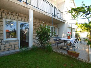 Outdoor dining - Apartment 841/1986 (Istria - Pula), 900m from the beach (Pula)
