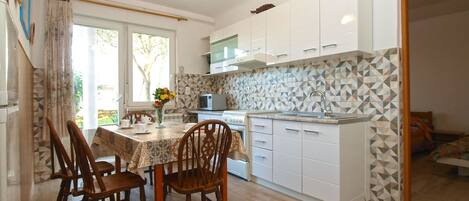 Kühlschrank, Mikrowelle, Ofen, Herdplatte