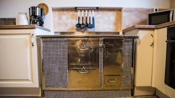 Deluxe Apartment | Private kitchen | Cookware/dishes/utensils