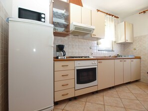Refrigerador, microondas, horno, placa de cocina