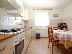 Fridge, microwave, oven, stovetop - Apartment 841/1990 (Istria - Pula), 900m from the beach (Pula)