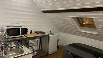 Een magnetron, een koffiezetapparaat/waterkoker