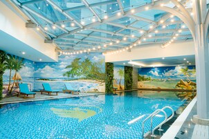 Una piscina cubierta