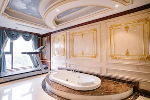 Presidential Room | Bathroom | Separate tub and shower, free toiletries, hair dryer, bathrobes