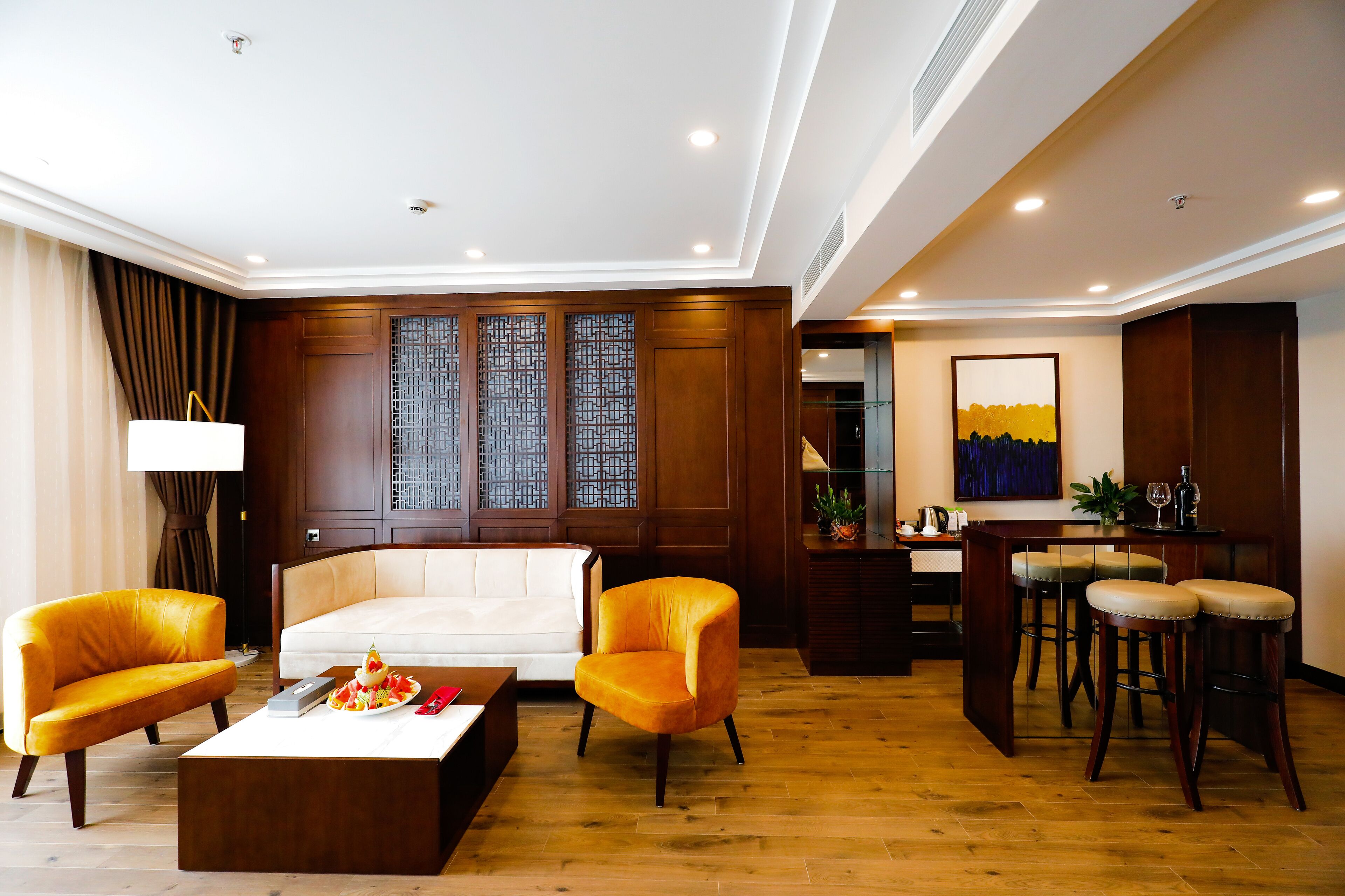 Peti besi dalam bilik, meja, kalis bunyi, seterika/papan seterika 