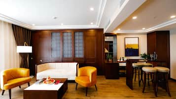 Peti besi dalam bilik, meja, kalis bunyi, seterika/papan seterika