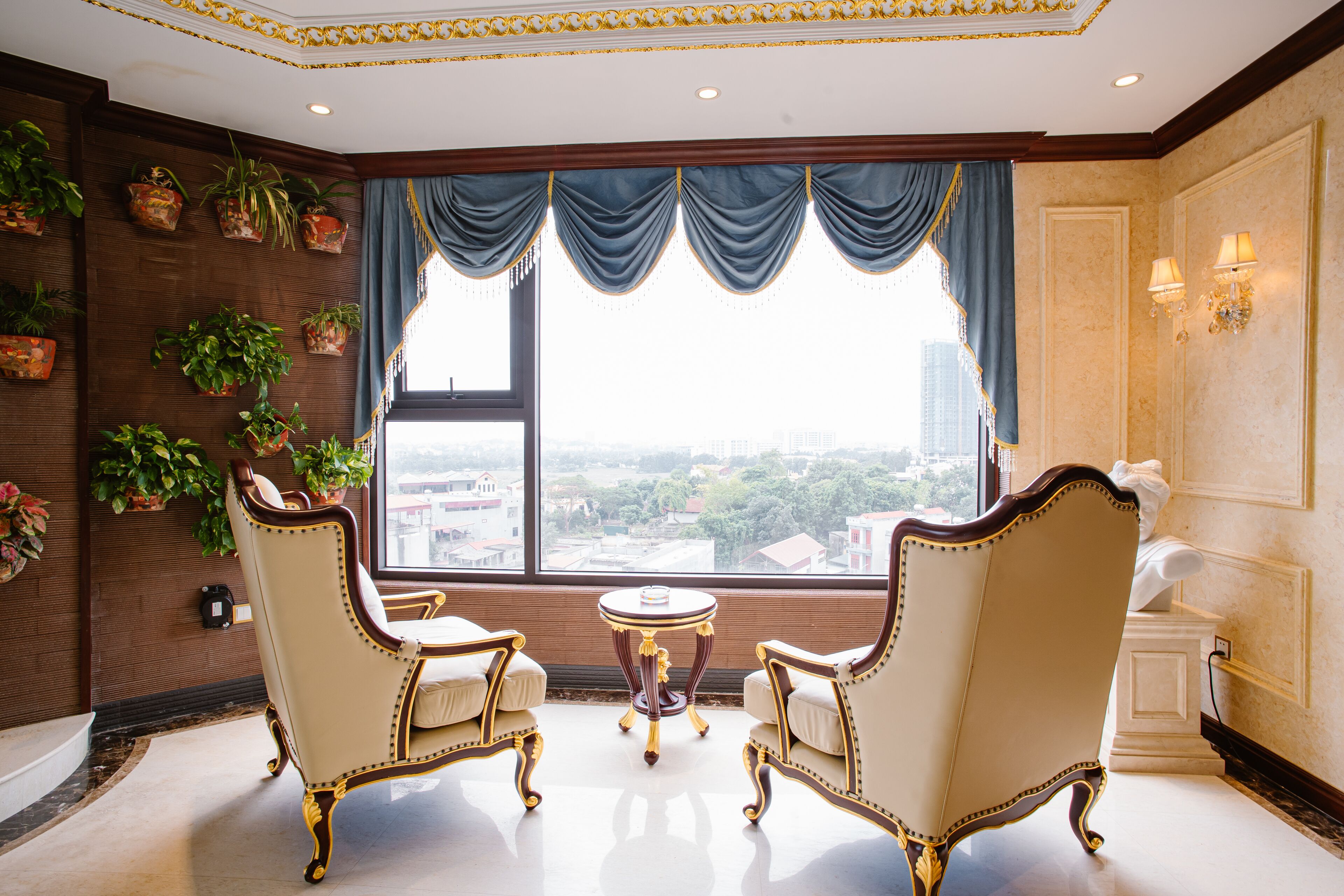 Caja de seguridad en la habitación y escritorio 