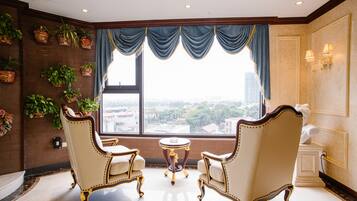 Presidential Room | Peti besi dalam bilik, meja, kalis bunyi, seterika/papan seterika