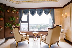 Rom – president | Safe på rommet, skrivebord, lydisolert og strykejern/-brett