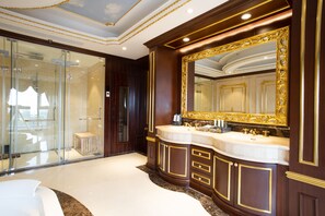 Presidential Room | Bathroom | Separate bathtub and shower, free toiletries, hair dryer, bathrobes - Grand Phoenix Hotel Bac Ninh (Bac Ninh)