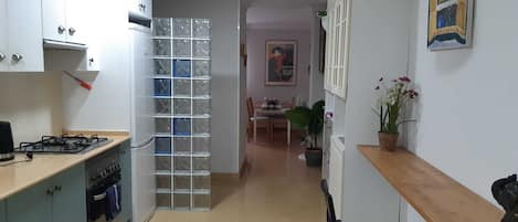 Køleskab, mikrobølgeovn, ovn, kogeplade