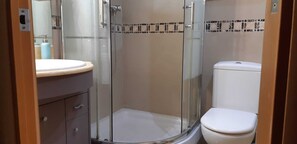 Douche, sèche-cheveux, serviettes fournies, papier toilette
