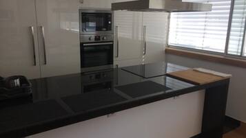 Full-size fridge, microwave, oven, cookware/dishes/utensils