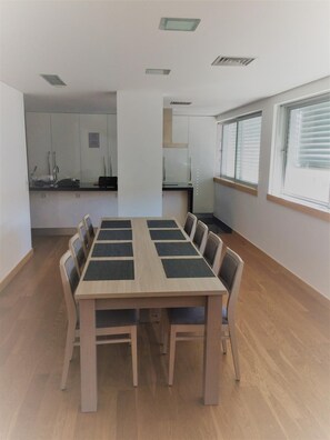 Full-size fridge, microwave, oven, cookware/dishes/utensils - Be Lisbon Residence Laranjeiras (Lisbon)