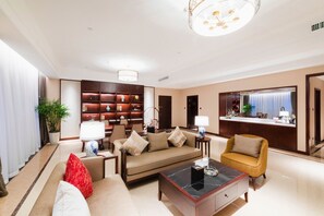 Executive-sviitti | Minibaari, tallelokero huoneessa, työpöytä, pimennysverhot