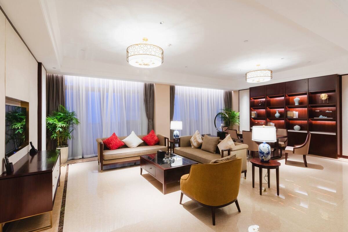 Executive Suite | Minibar, in-room safe, desk, blackout curtains