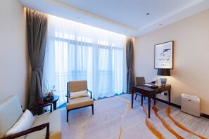 Kahden hengen superior-huone (kaksi sänkyä), järvinäköala | Olohuone | LED-televisio