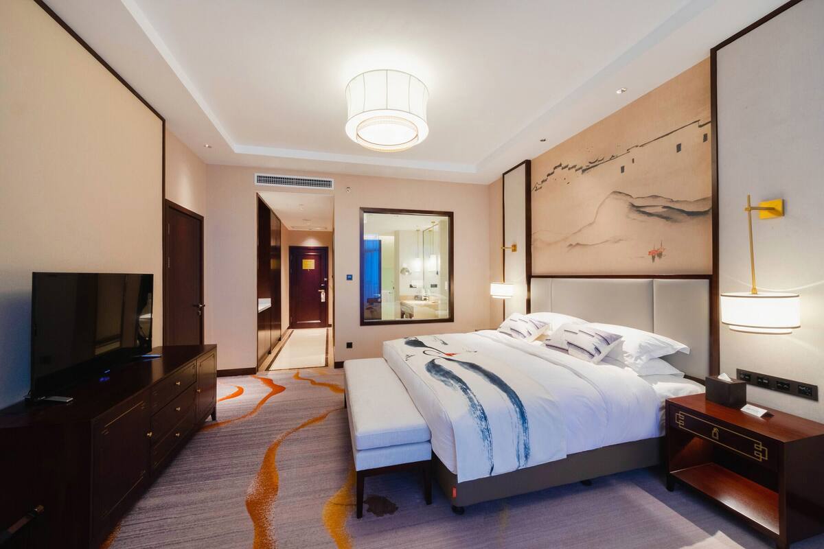 Deluxe Double Room | Minibar, in-room safe, desk, blackout curtains