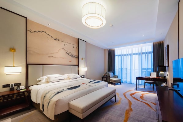 Kahden hengen deluxe-huone | Minibaari, tallelokero huoneessa, työpöytä, pimennysverhot