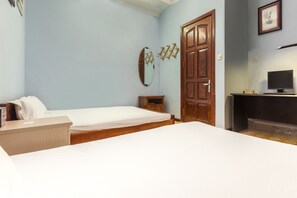 Superior Triple Room | Desk, soundproofing, free WiFi - Chikoo Homestay (Hanoi)