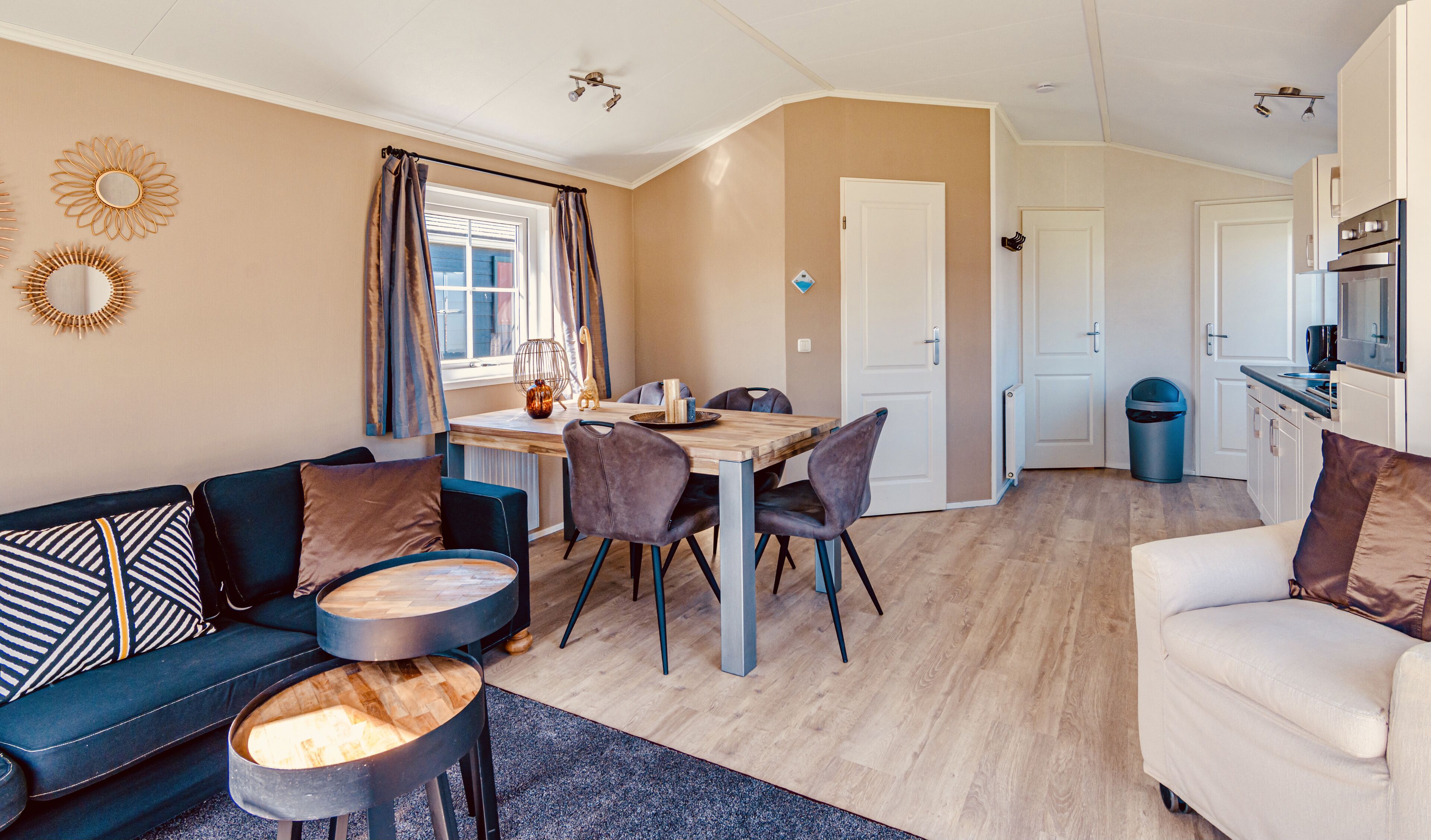 Ein modernes Wohnzimmer mit Sofa, Couchtisch und Essbereich.