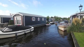 Un canal con barcos amarrados a ambos lados, rodeado de edificios residenciales.