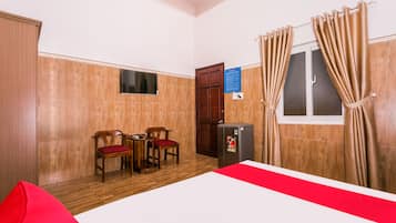 Standard Double Room | Minibar, desk, free WiFi, bed sheets