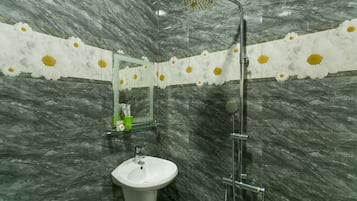 Superior Quadruple Room | Bathroom | Shower, free toiletries, bidet, towels