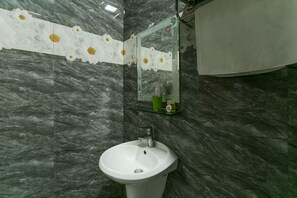 Bathroom - OYO 638 Thien Nam Hotel (Da Nang)