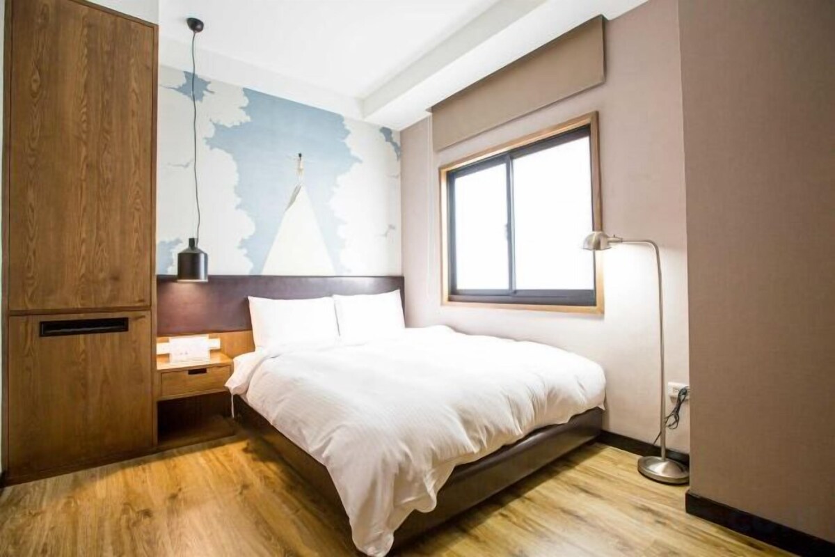 Edredón, escritorio, wifi gratis y ropa de cama 