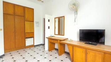 Escritorio, cortinas blackout, wifi gratis y ropa de cama