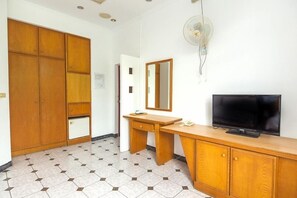 Escritorio, cortinas blackout, wifi gratis y ropa de cama 