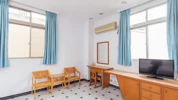 Habitación cuádruple Deluxe | Escritorio, cortinas opacas, wifi gratis y ropa de cama