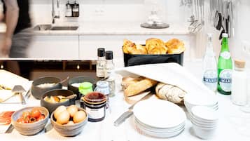 Free daily buffet breakfast