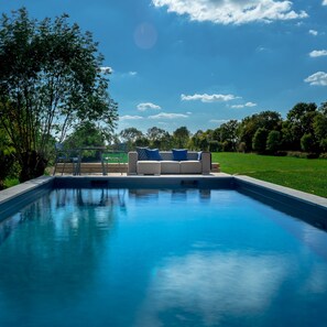 Piscine extérieure (ouverte en saison), chaises longues
