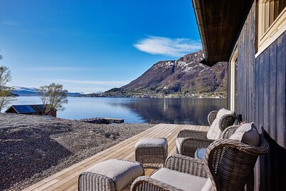 Newly built cottage in a fantastic location right by the sea!