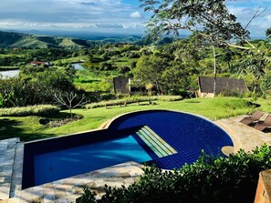 Een buitenzwembad en een verwarmd zwembad