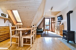 Apartment (D5) | Wohnbereich | Flachbildfernseher